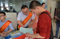 市人社局：“機(jī)關(guān)主題黨日”活動  走出辦公室  服務(wù)在現(xiàn)場